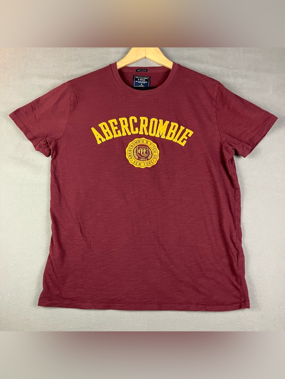 Abercrombie & Fitch Men’s Size M Short Sleeve T Shirt Crest Logo Maroon. In good